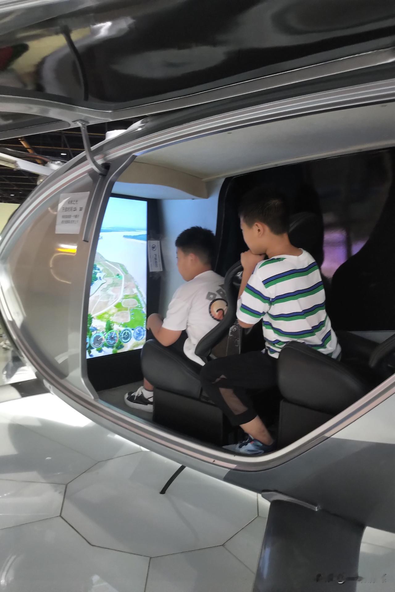 科技馆里最坑人的货，排了半天队，进这个所谓的机仓里看三分钟航拍的节目。