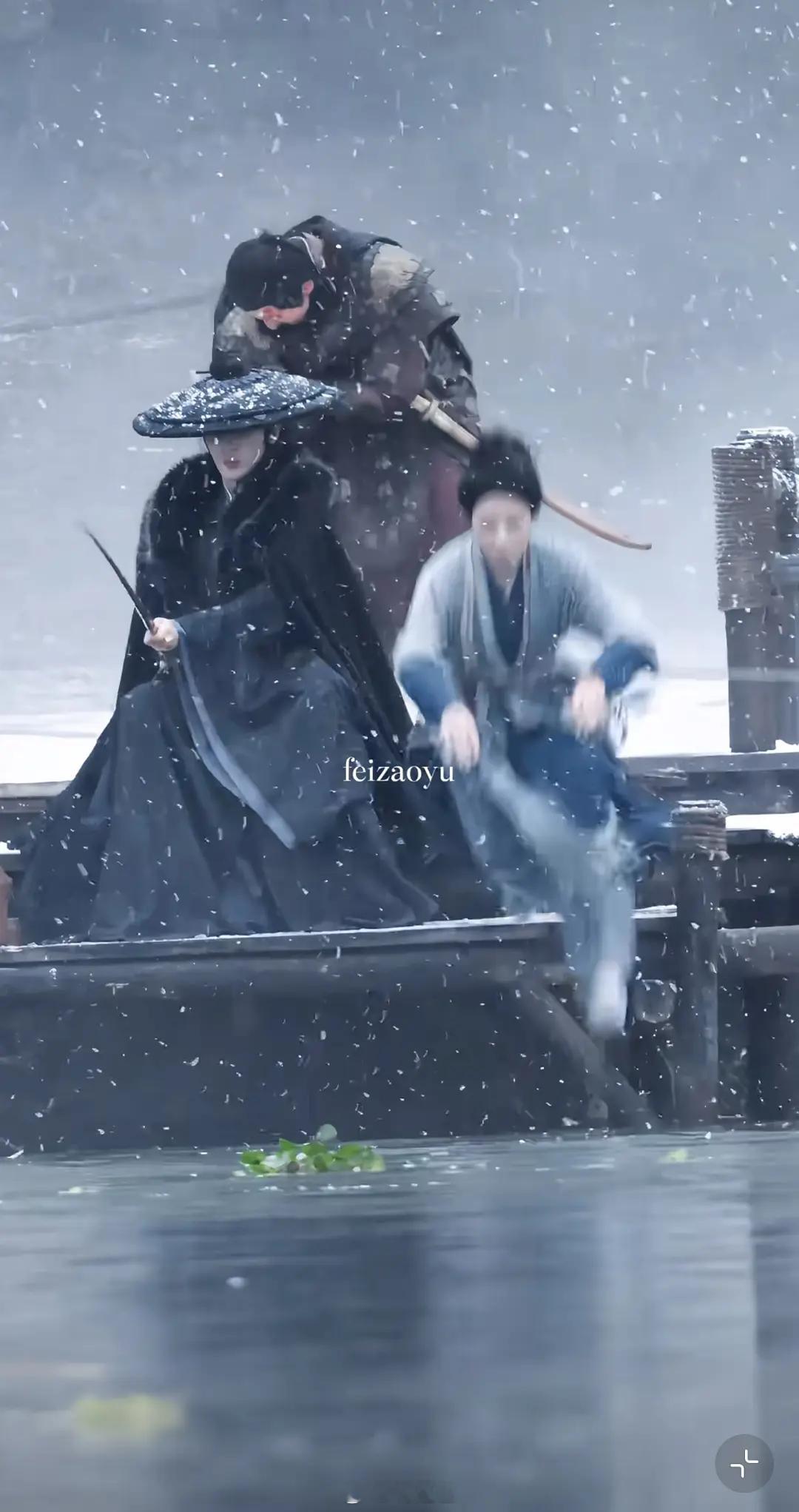 何不这里在拍什么？男主钓鱼，然后女主跳进去当鱼？ 