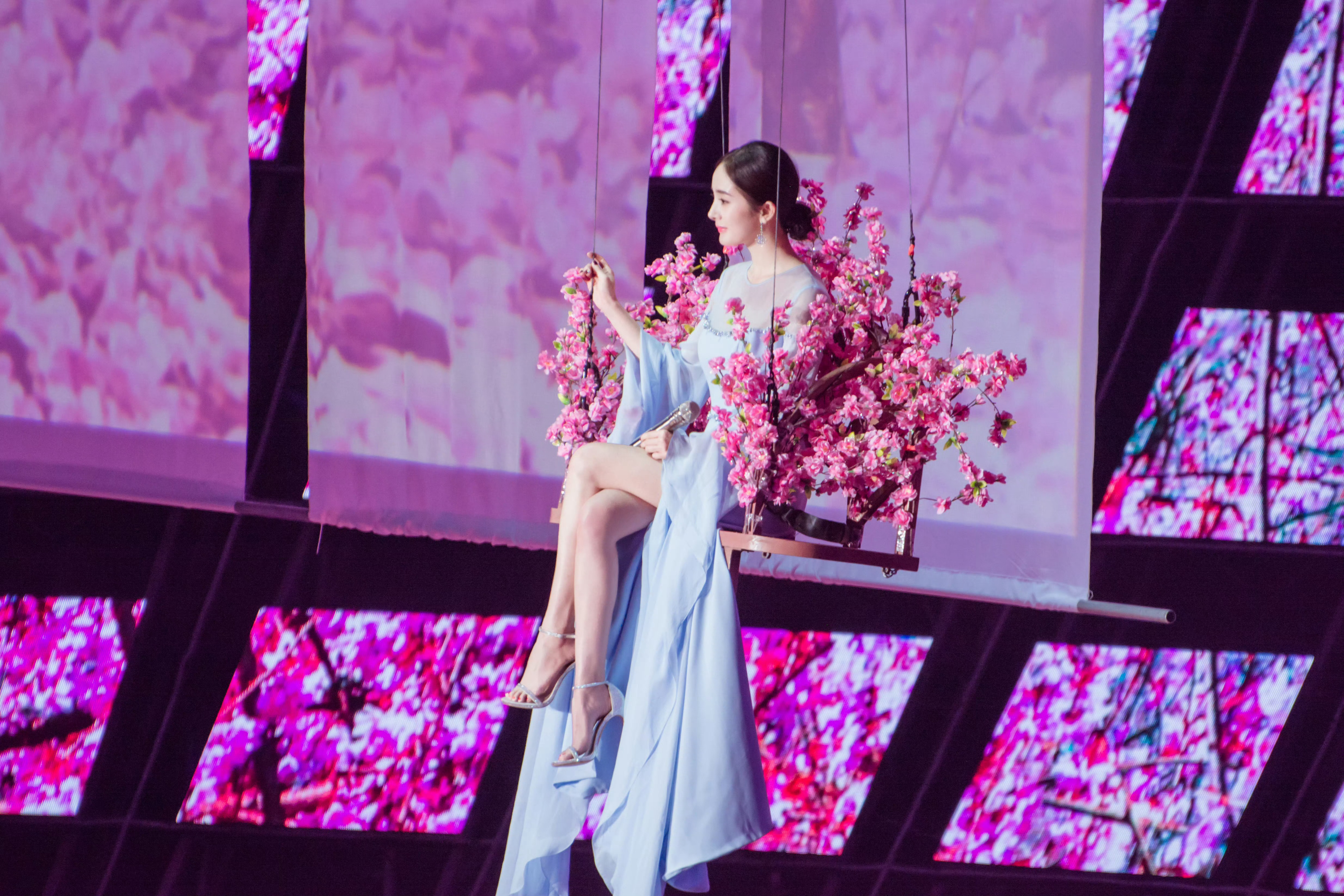 杨幂诠释SW一字带高跟鞋👠 