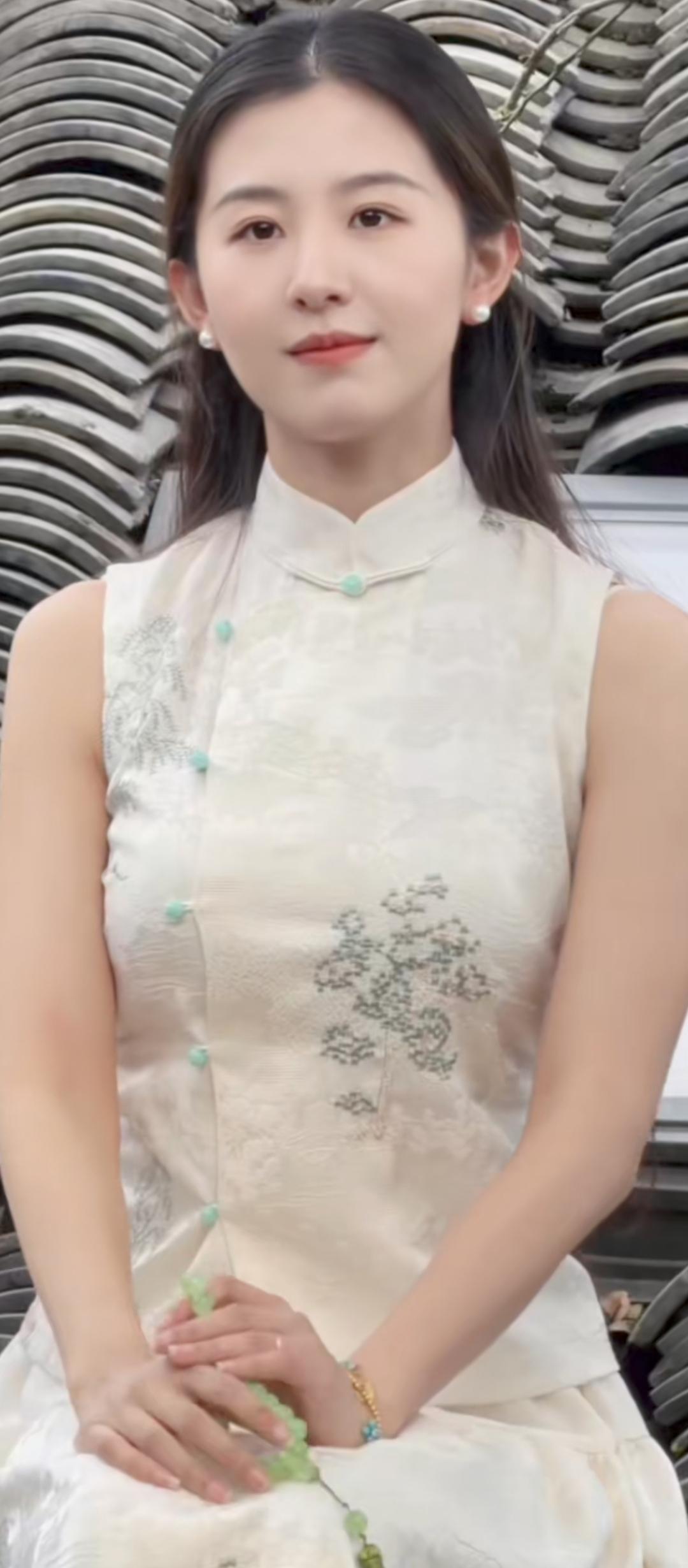 青丝绾发，玉簪轻垂。