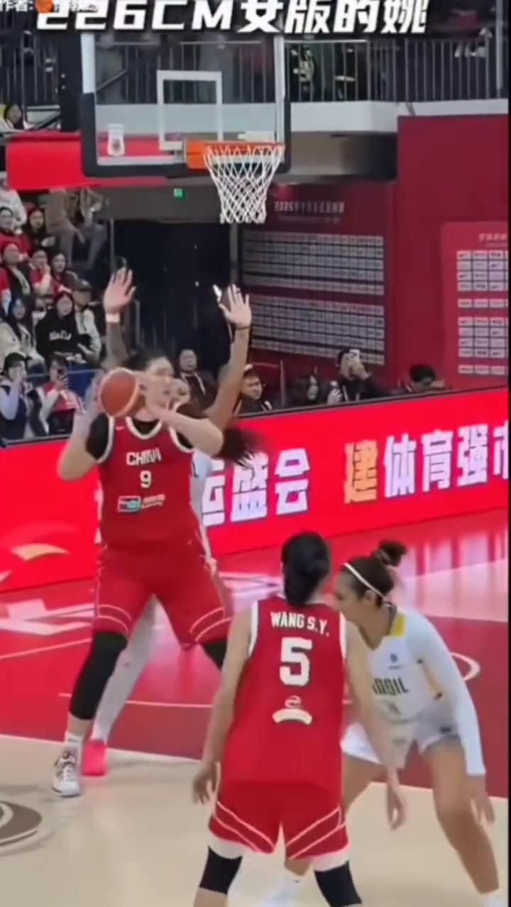 226CM女版的姚张子宇一打五太恐怖。
这身高226CM的球。