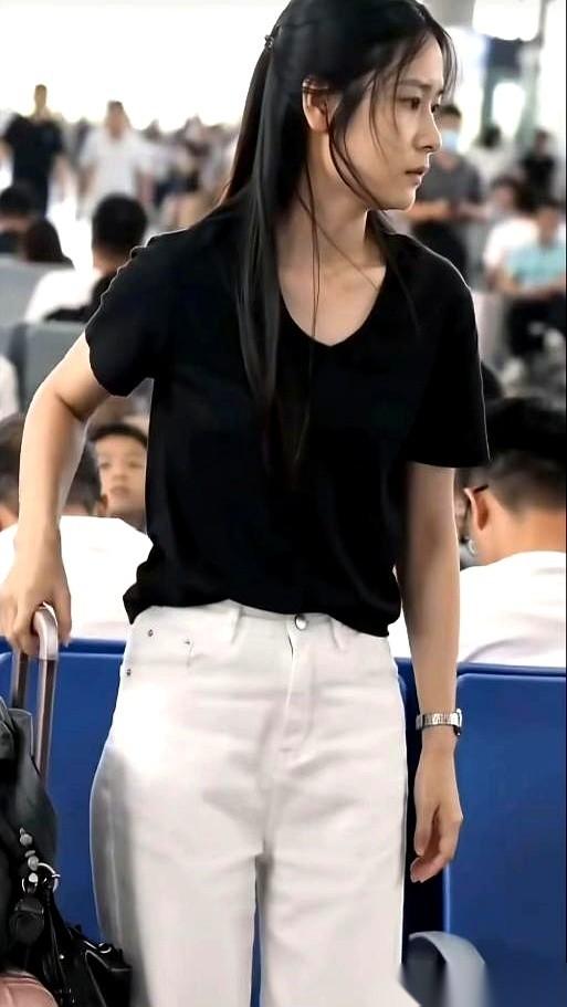 近期网络上流传着一段十几秒的高铁站候车实拍视频，没有刻意剪辑，没有滤镜美化。视频