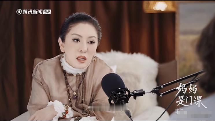 向太当众戳穿梁朝伟。
向太：“梁朝伟现在有资格说社恐，社恐呢，等于是他的一个挡箭