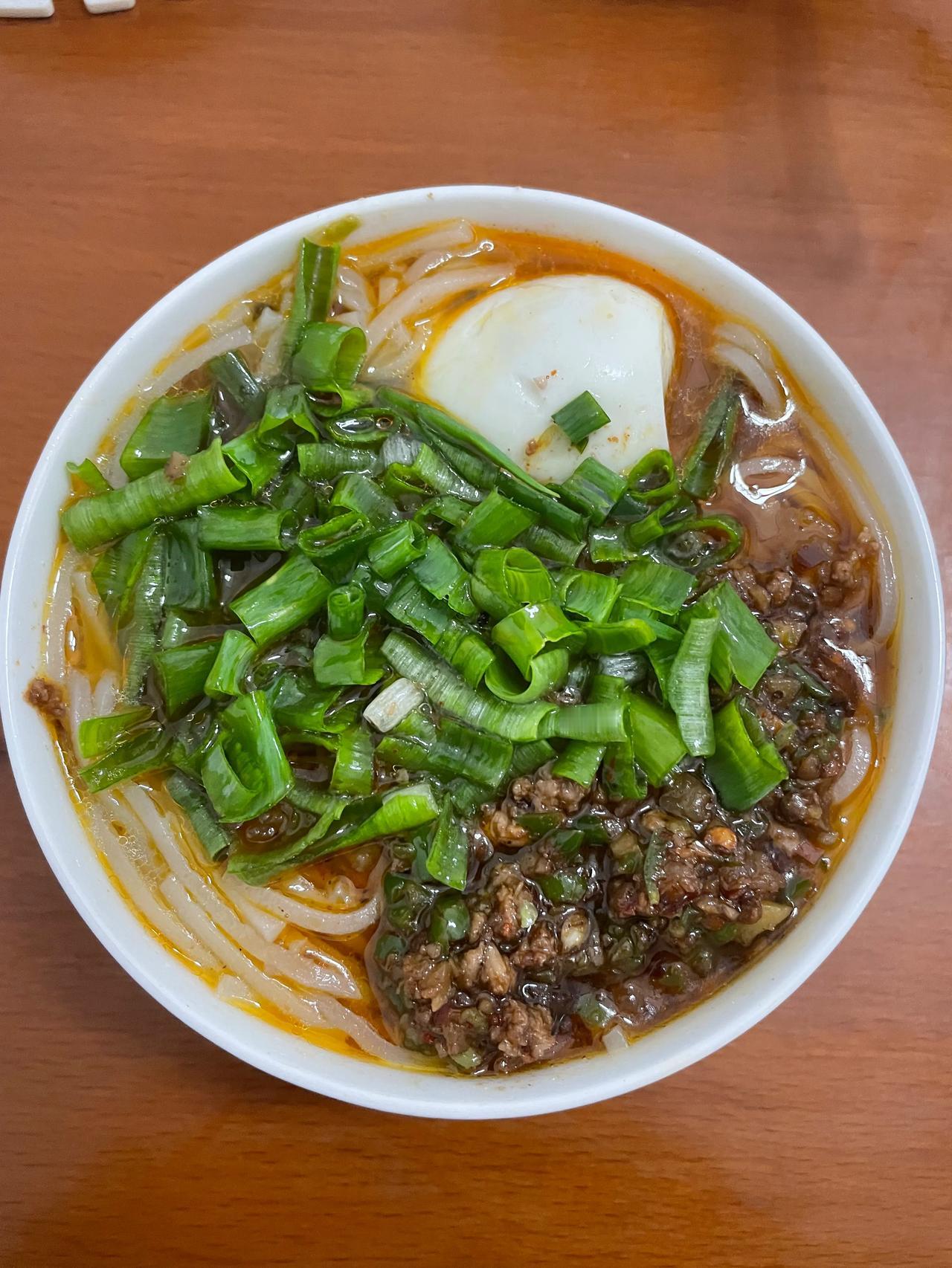 
退休后，渐渐爱上美食。去年到瑞丽市买的饵丝还有一袋，昨晚用冷水泡着，今早煮一小