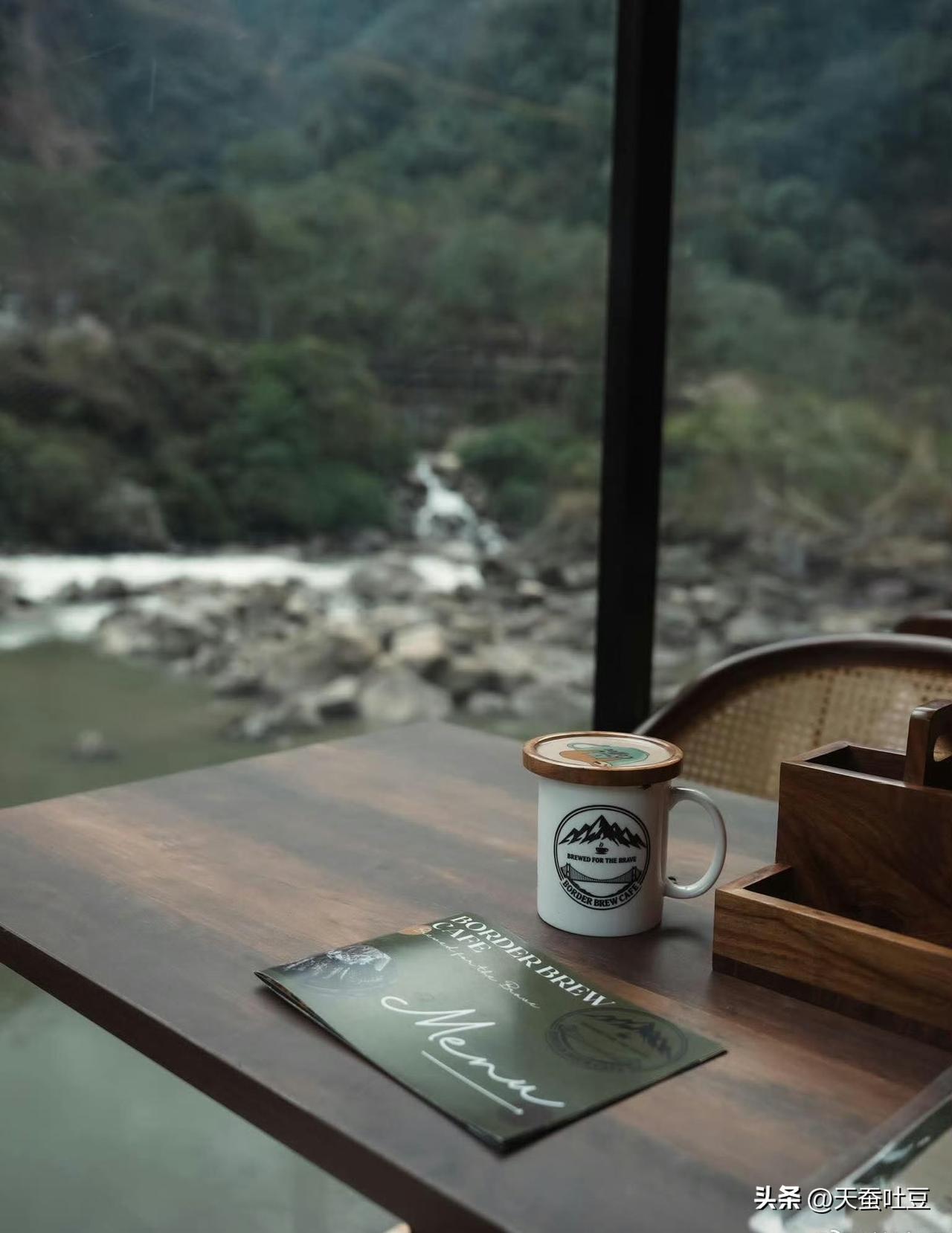 【藏南民情】
      印度占领军“资助”一群当地妇女在孜米塘的娘江曲上开了一