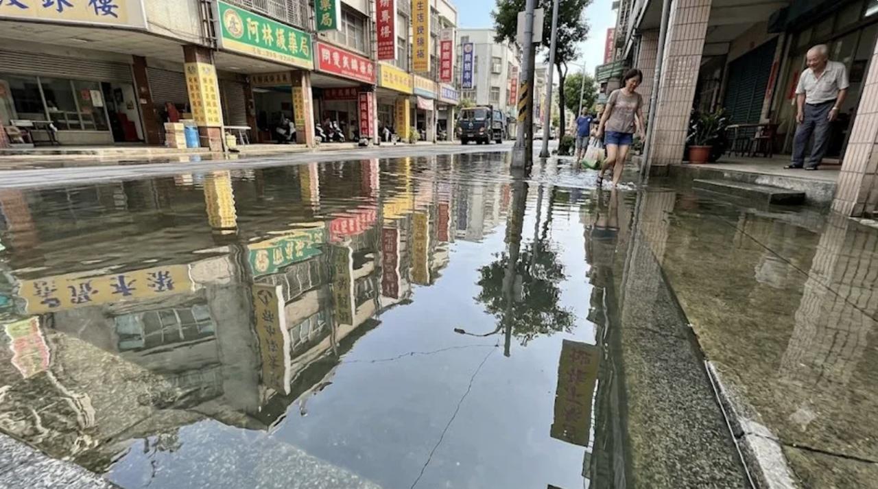 台湾媒体报道，大陆网友惊呼：“台湾淹水怎么没有垃圾呀？太夸张了吧！”

前段时间
