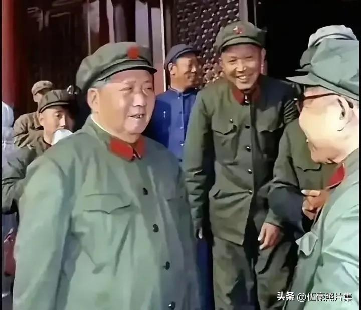 上世纪六十年代，天安门城楼上，傅崇碧军长正躬着身满脸笑容地听着毛泽东主席和谭震林