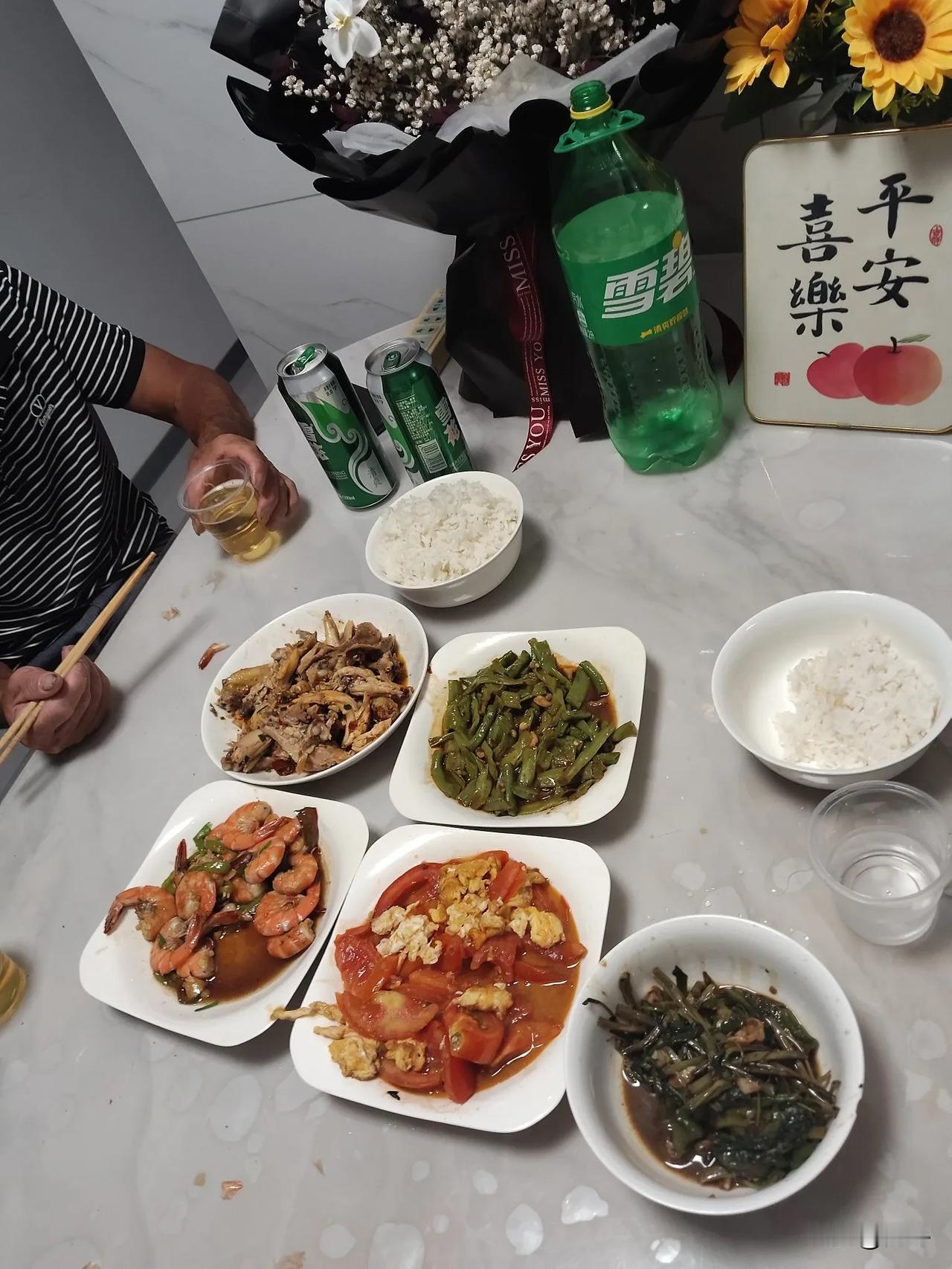 刚刚我给老公整了一杯酒，喝着喝着他哭了，我问：怎么了？他说：我们都40多岁了，活