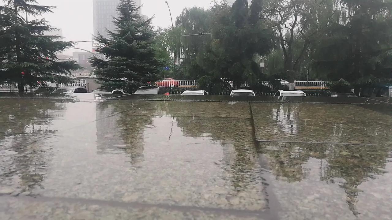 阳泉终于下雨了，阴天持续了半天，上午还出来了太阳，到了下午，还是下了几滴雨，意思