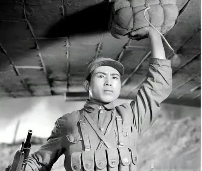 董存瑞烈士已经牺牲76周年了！请你停留一秒，向我们伟大的人民英雄献上一朵小花[玫