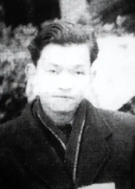 1949年，重庆解放后，原国民党保密局干部李修凯正走在大街上，忽然看到一个熟悉的