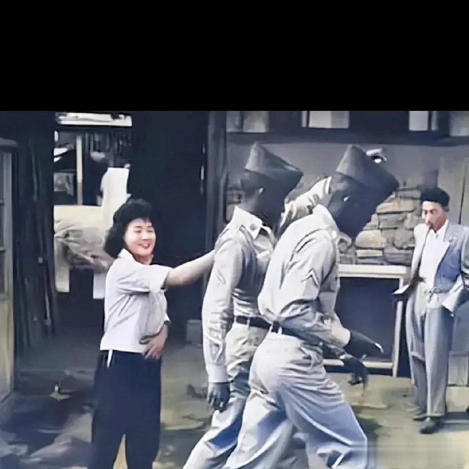 照片拍摄于1951年的南朝鲜！照片中的这位南朝鲜妇女刚刚接待完两名美国黑人大兵，