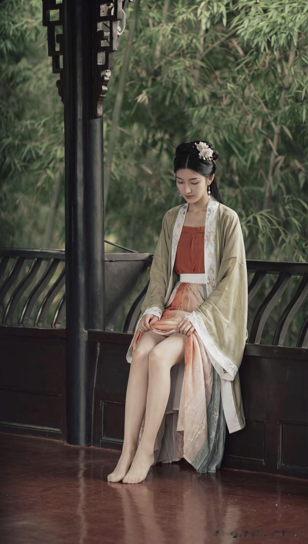 锦衣华服，皆是风情。
古风写真 汉服日常 国风大赏 仙气飘飘 
汉服仙境写真