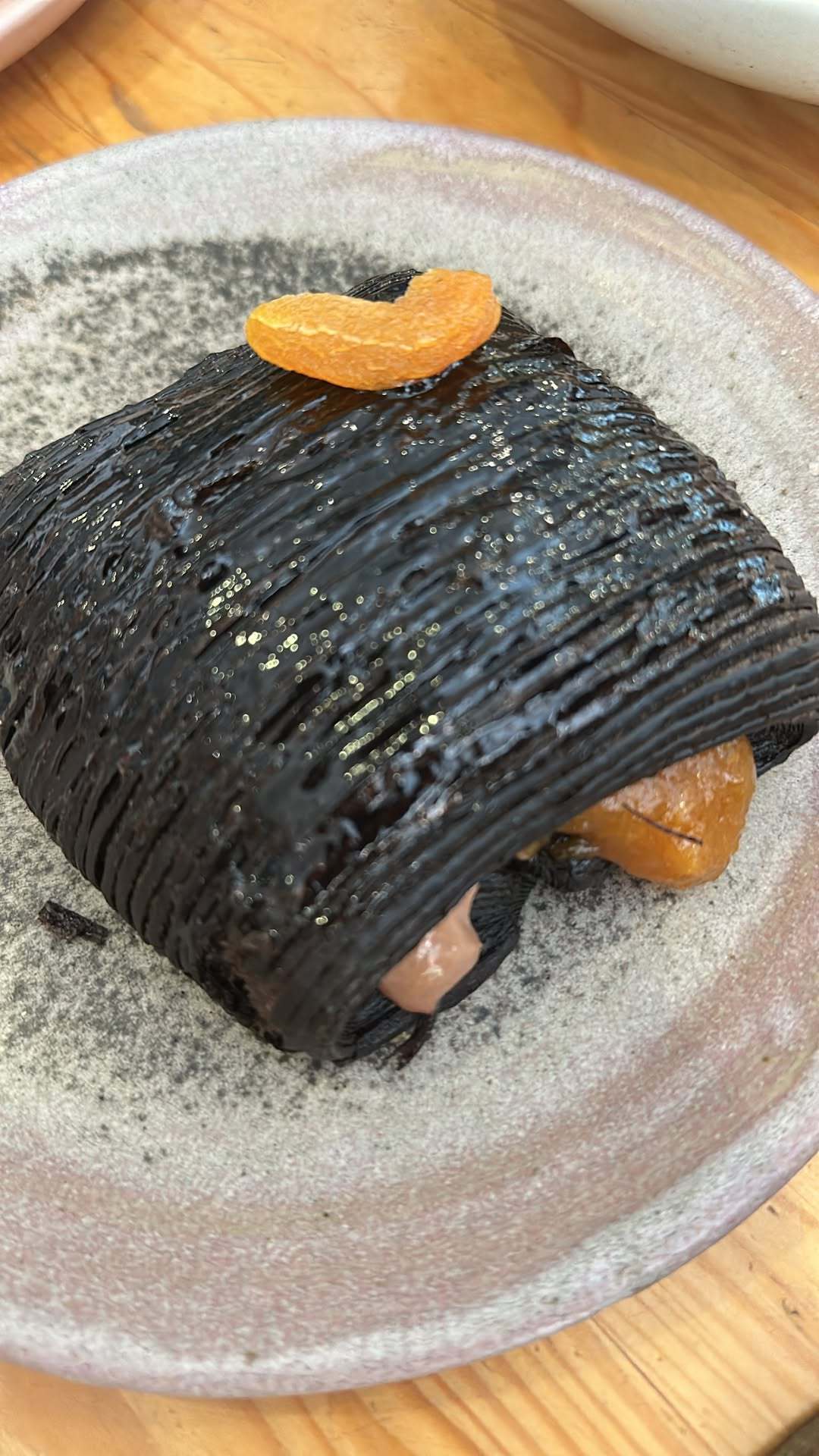 彭于晏 大家饿了没？贴心小彭准时上菜菜名就叫：橘子片会竹炭可颂EddiePeng