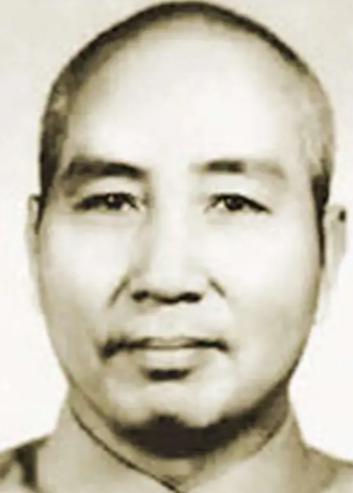 1934年，长征前夕，地下党员王同兴家里来了两个陌生人，他们邀请王同兴去开会，可