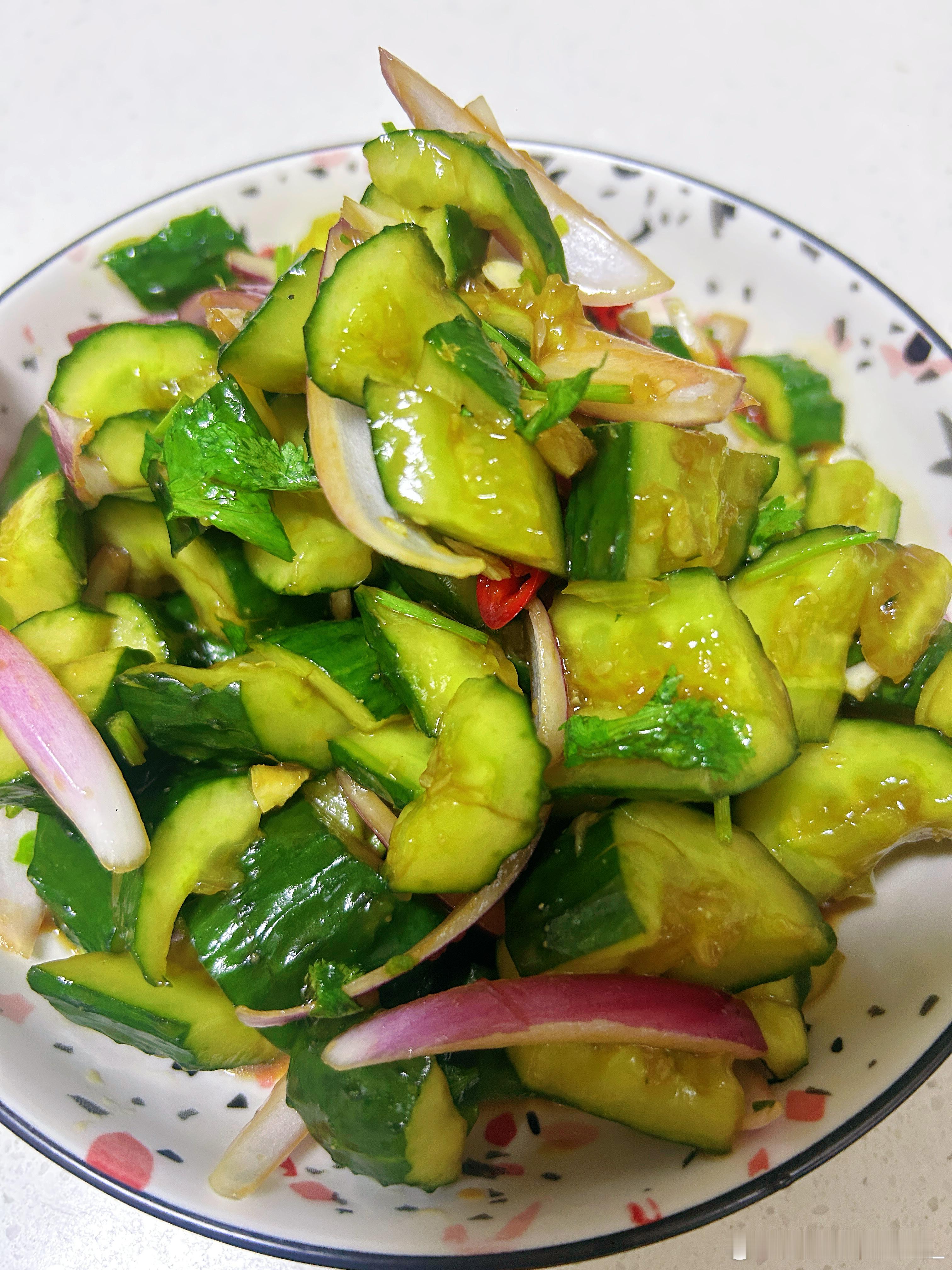开家长会回来晚了。简单凉拌个黄瓜🥒我感觉比乃叔做的好吃[二哈]但是和我哥比着差