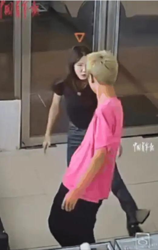 “太吓人了！”辽宁，一对情侣在房间里嬉戏打闹，男友轻轻掐了女友一下脖子，不料，女