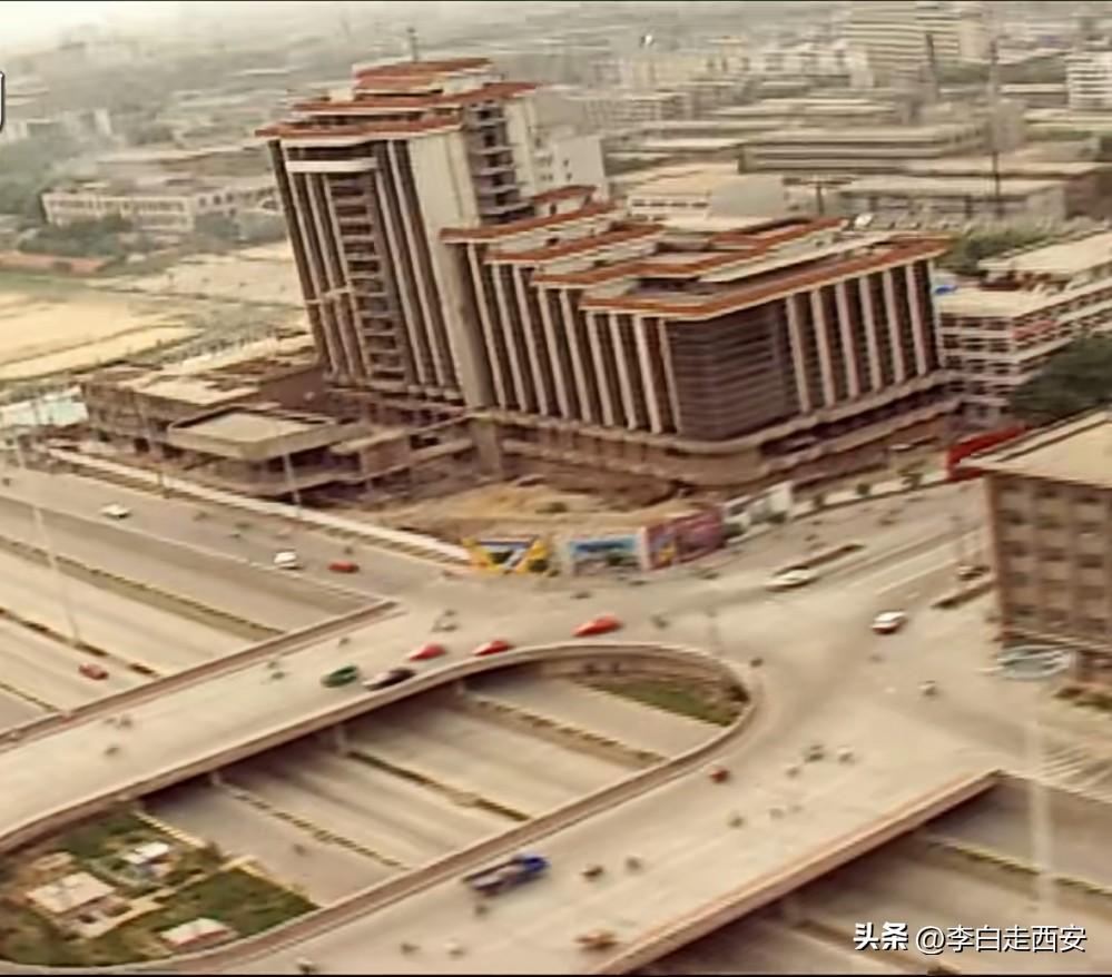 上世纪90年代末的雁塔立交

雁塔立交西北侧的建筑便是

后来西安IT业的地标赛