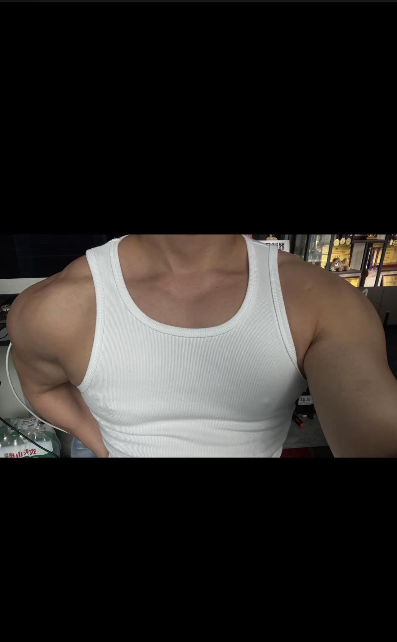 ai 修图盛行的年代，老一辈还在原图直出。健身 毫无训练痕迹