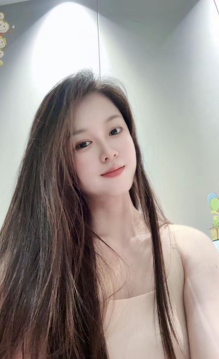 有时候觉得自己变丑了，美颜一开我多虑了       本照片由美颜相机独家赞助，感