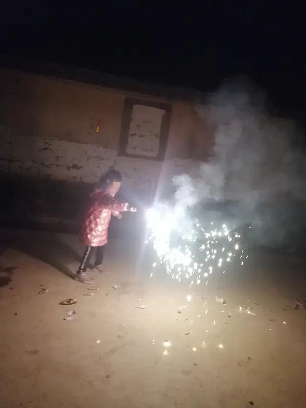 捂着耳朵又忍不住探头，看父亲点燃引信——"嗤"的一声，心跳漏半拍，然后世界炸开金