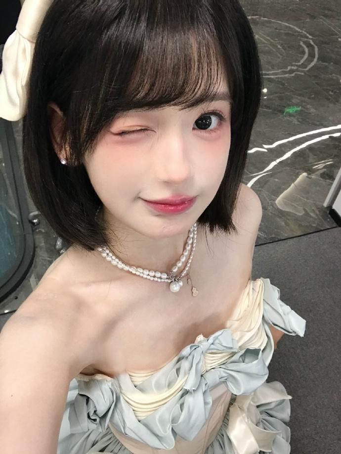 林舒晴被自己的大屏“签约”，这是什么魔幻操作？
娱乐圈的签约，通常是什么流程？经