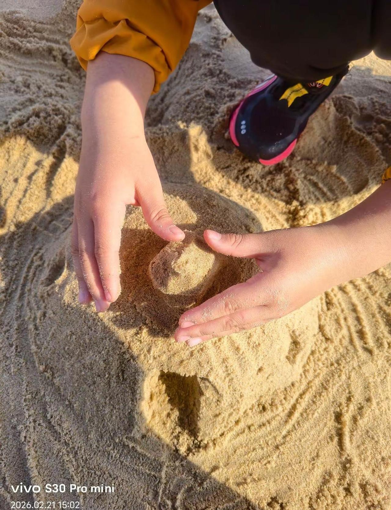 小小的圈子，淡淡的生活，年纪到了已经没兴趣争辩什么。现在的态度，更多的是想躲，躲