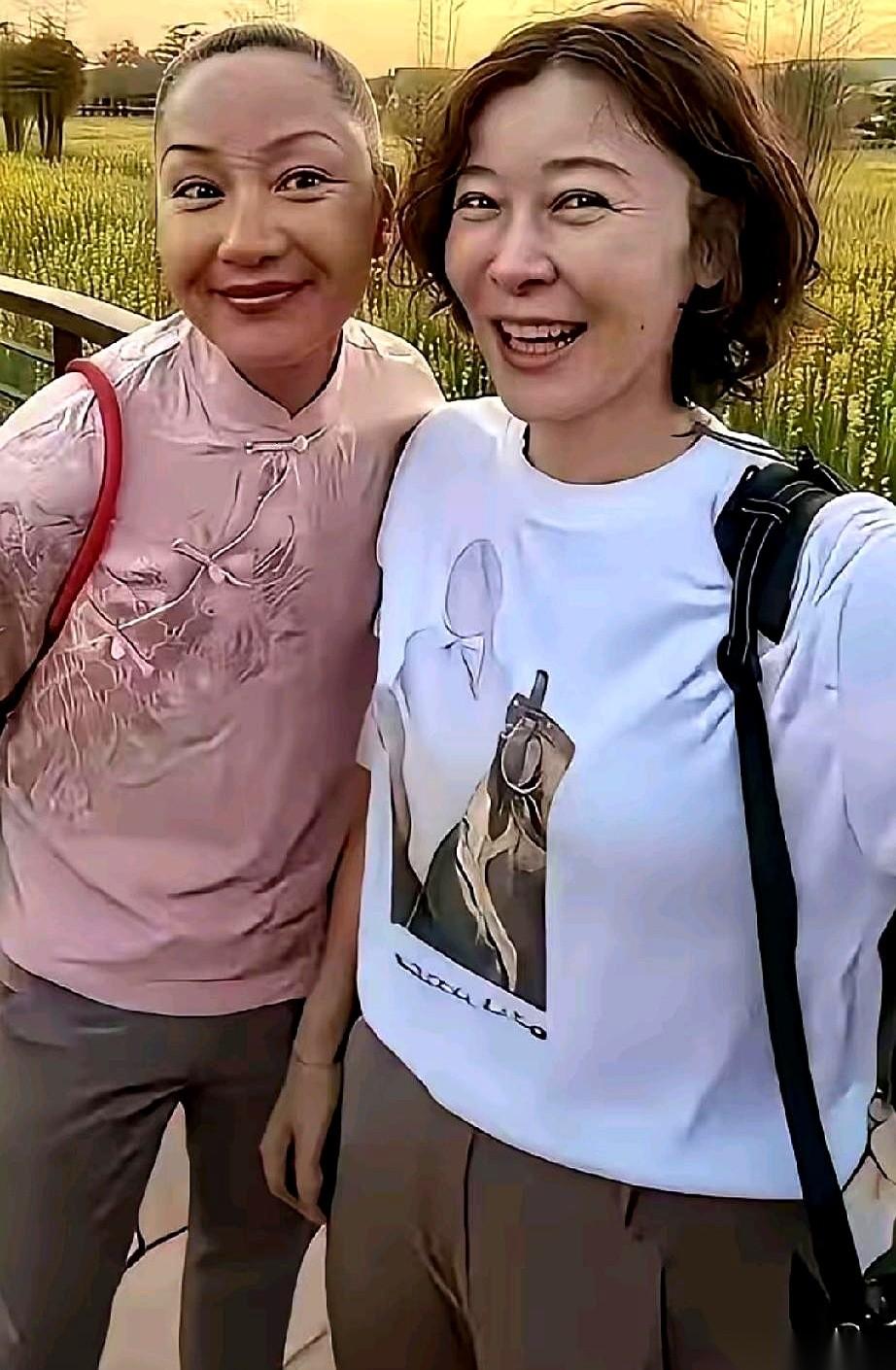 瞿颖和柯蓝，最近在泰国的一张合照，有点意思。
镜头里俩人脑袋挨着脑袋，笑得一脸褶