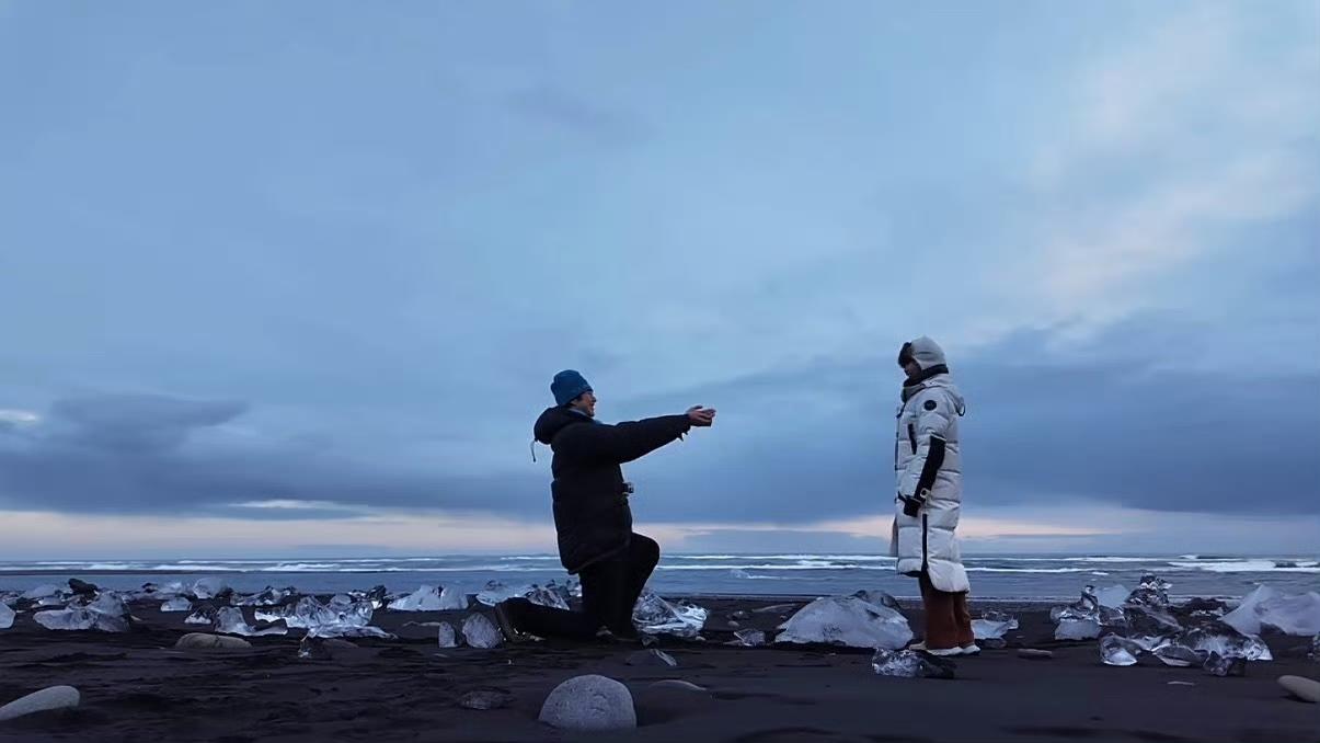 【孙丞潇求婚金莎，19岁年龄差恋情终迎浪漫终章】

2025年12月23日，25