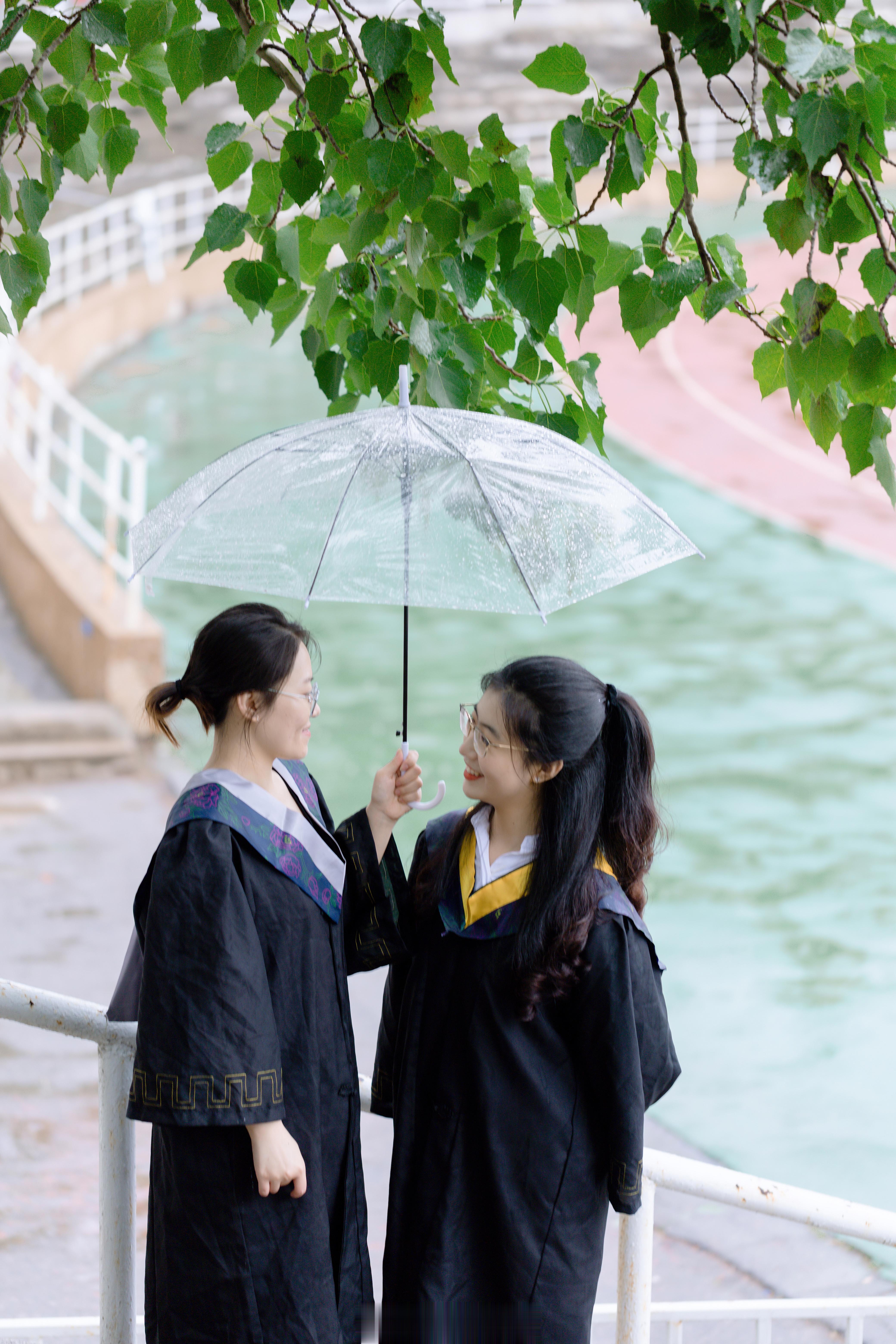 把雨天的毕业照拍出氛围感大连大学双人毕业写真 ​​​