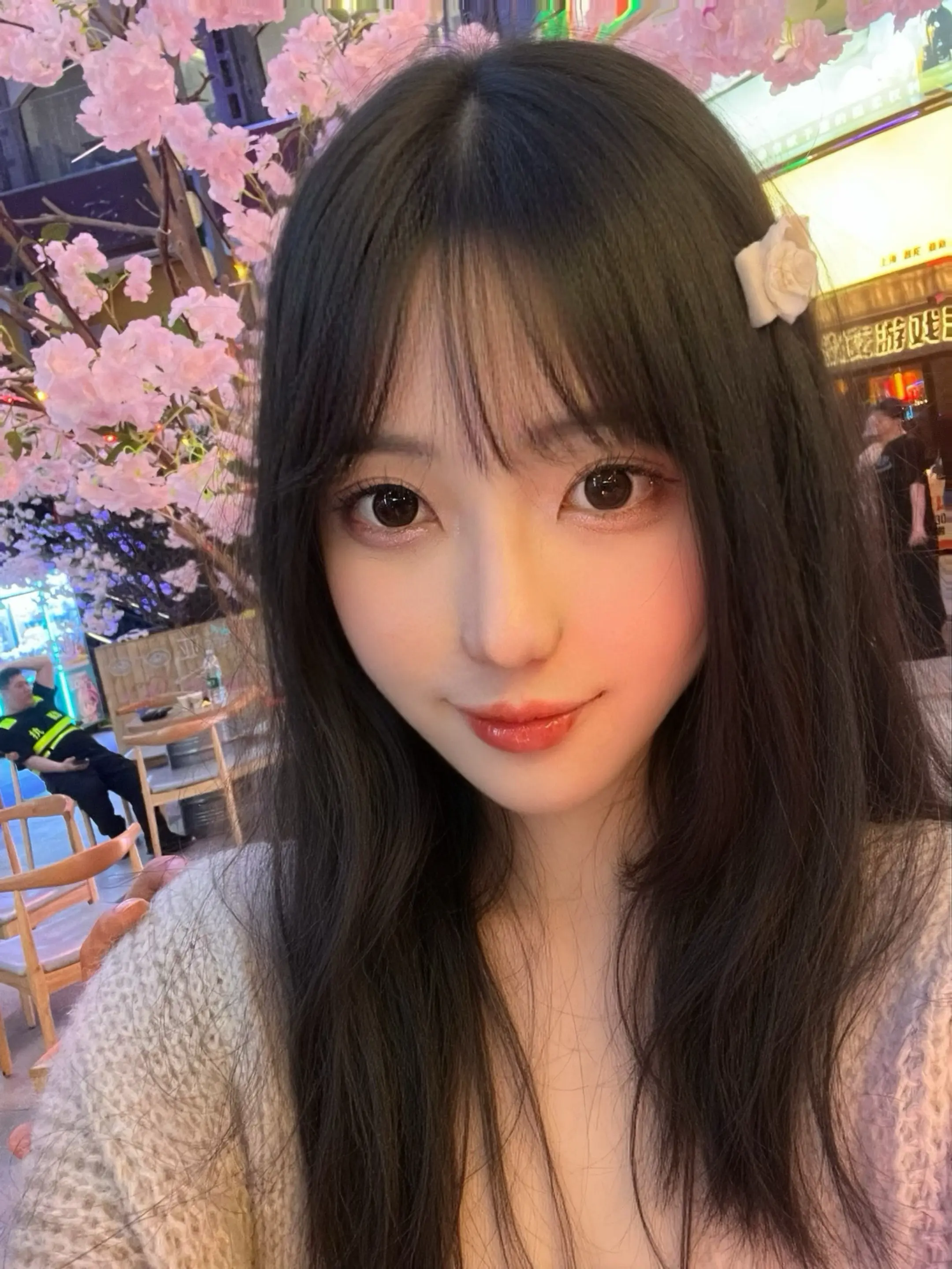 樱花树下站谁都美 我的爱给谁都热烈。
