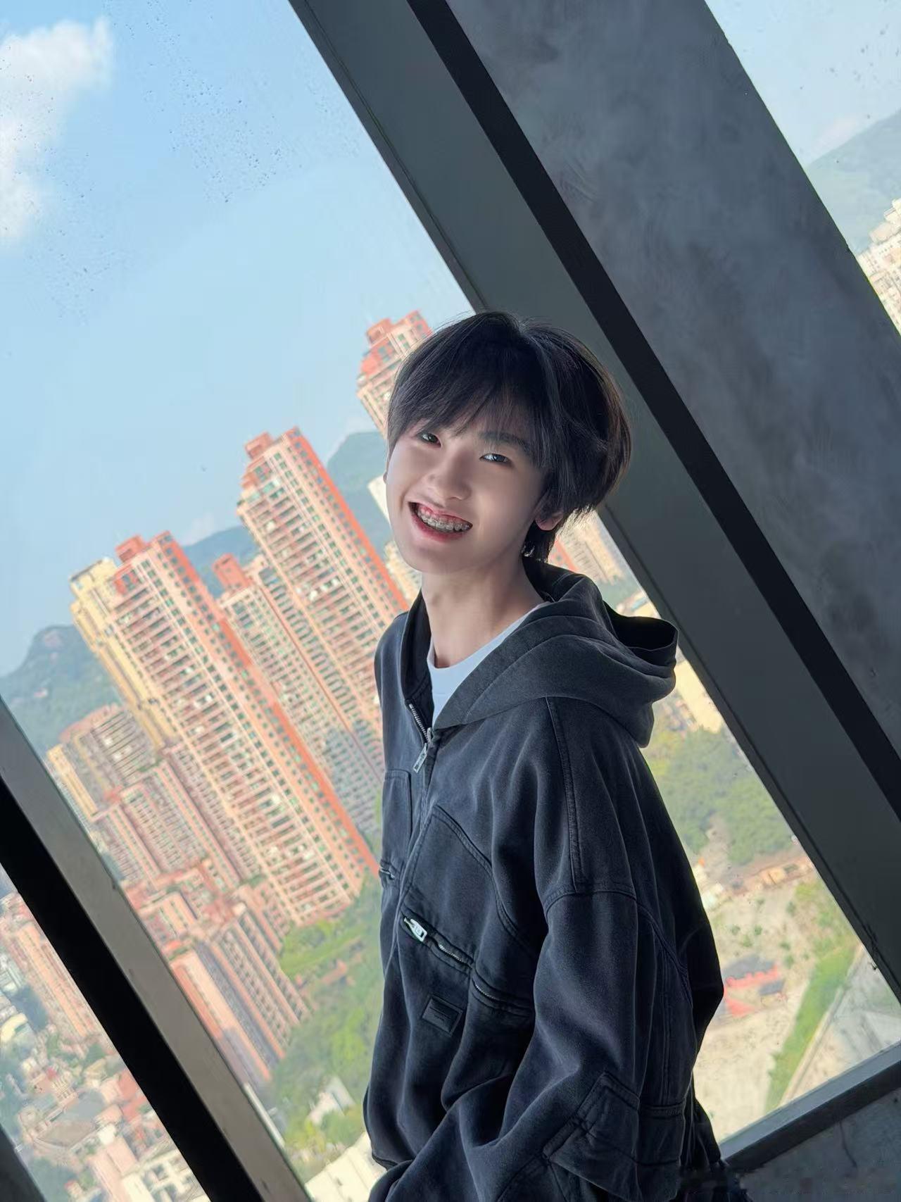 粉丝澄清左奇函和女同学争议 越看越觉得左奇函好看，清爽少年气质拉满，期待运动会精