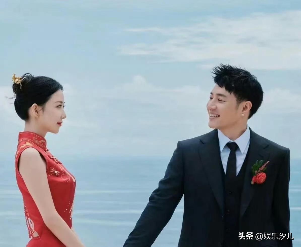 潘玮柏老婆疑似怀孕


潘玮柏老婆宣云近日带女儿回南京娘家过节，她身穿宽松白套装