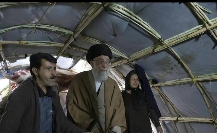 哈梅内伊在船内，这船好简陋。旁边男子抢镜了，凭着那只典型的钩鹰鼻。