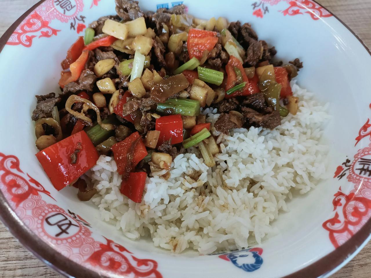 
今天有点忙，在外面吃快餐22块钱′一份，点了个酸辣牛肉，汤免费喝！