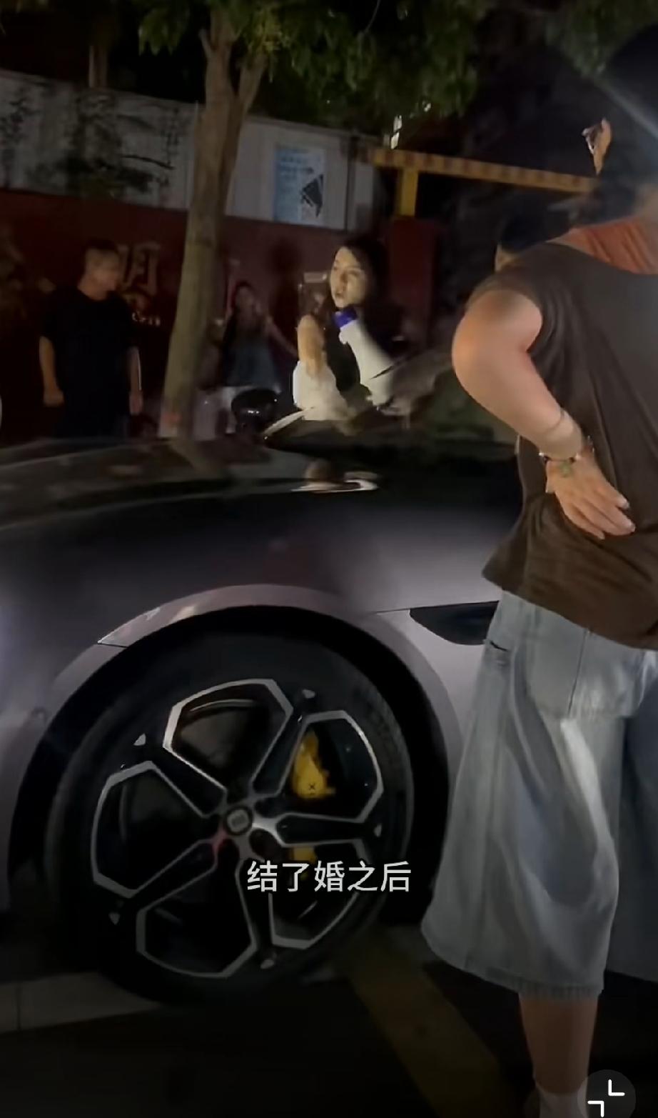 这女的老公太可怜了，被别的女的性骚扰，无力反抗，老婆为他主持公道！女员工遭性骚扰
