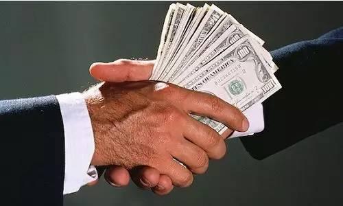 人品。 金钱是交往的“加分项”，但人品才是决定关系能走多远的“地基”。
    