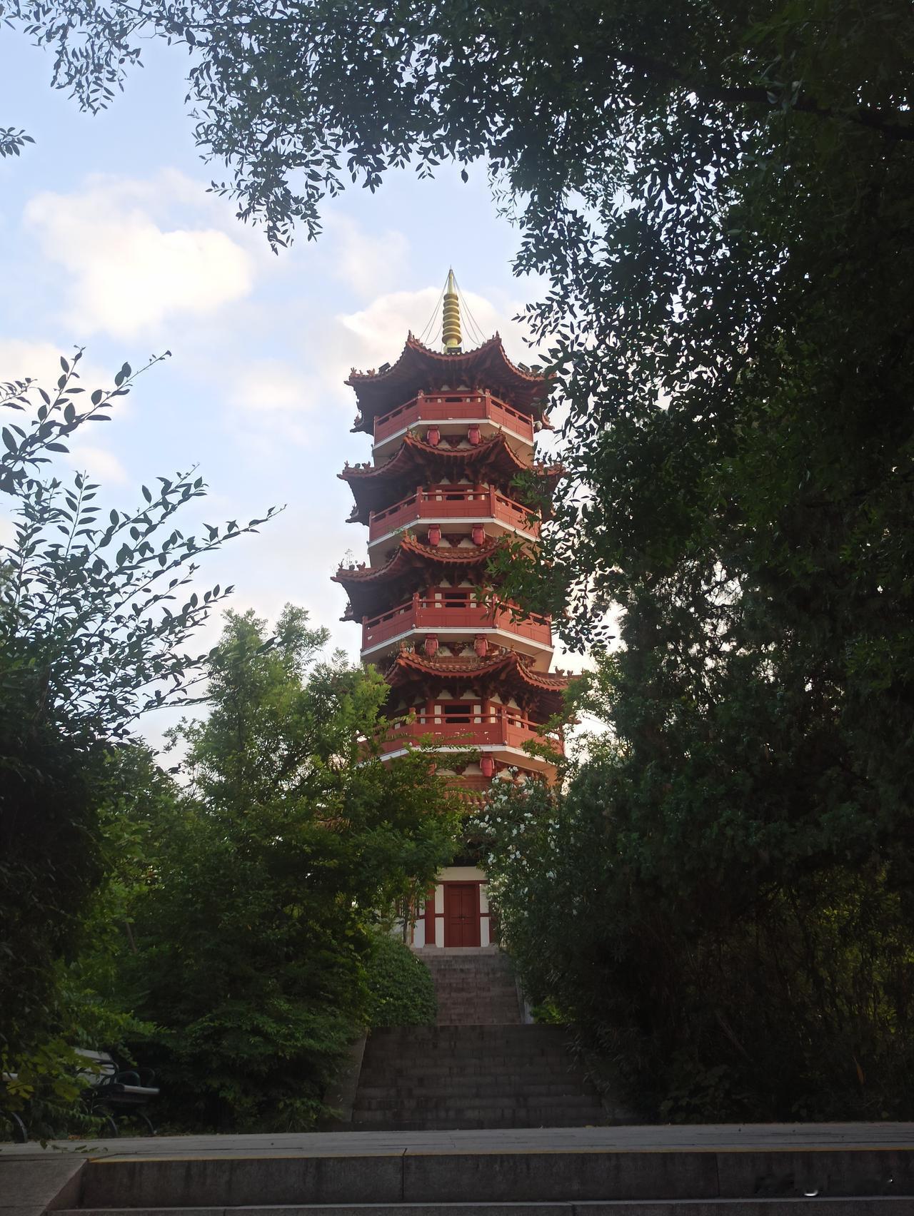 徐州云龙湖苏公塔，原称金山塔，因建在小金山上故名，始建于1990年5月，后于19