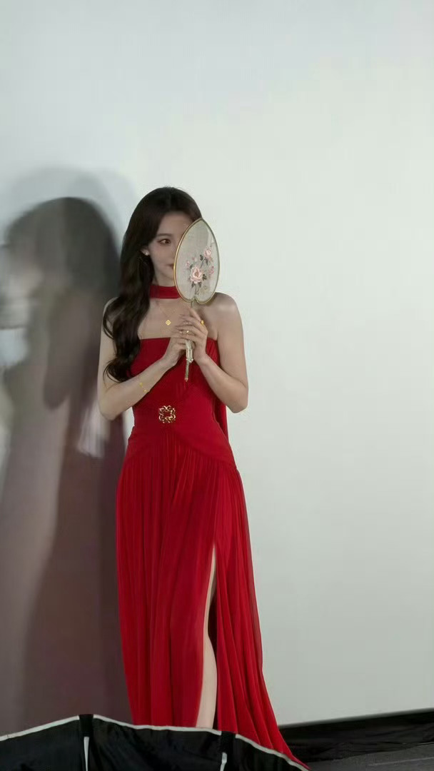 孟子义尚公主追剧团红裙造型 内娱最适合红裙的女人出现了，内娱永不凋零的红玫瑰🌹