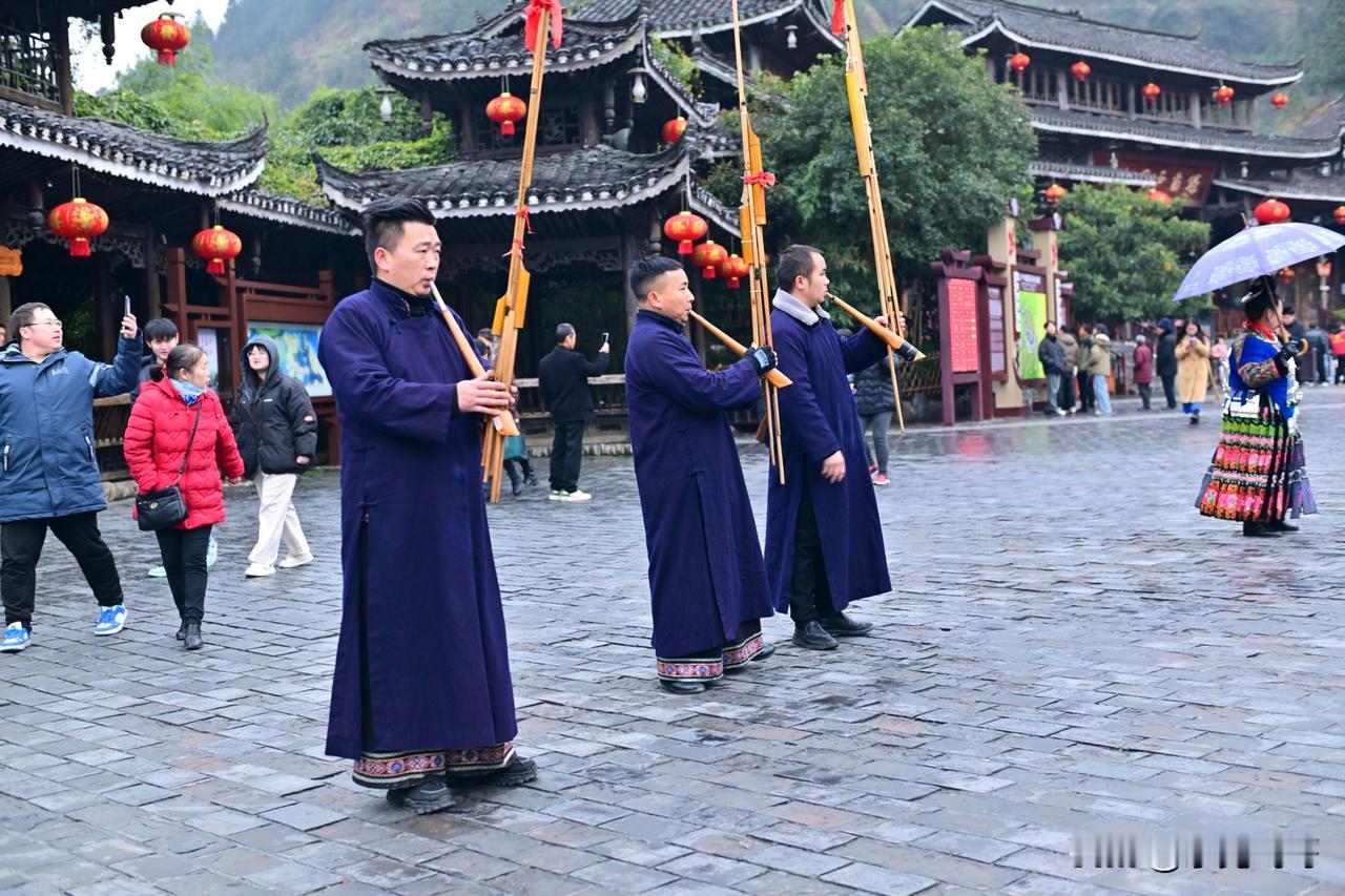 网上所有的人都在讲苗寨去晚了, 没有赶上时间, 迎客广场的苗族少女都变成大妈, 