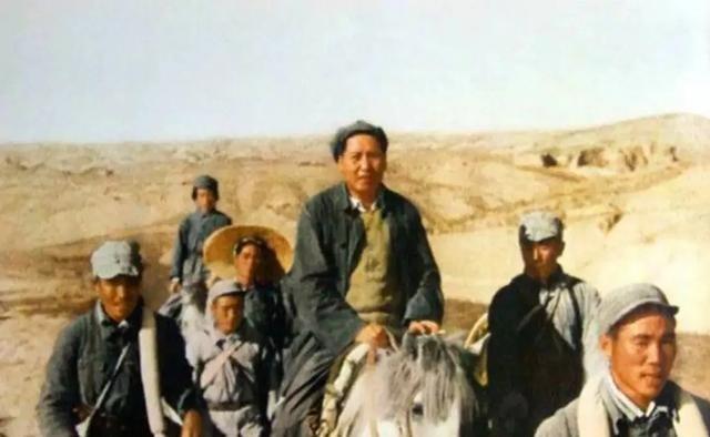 解放战争时期，毛主席被30000国军逼到一处小山村，当时双方直线距离仅有几百米，