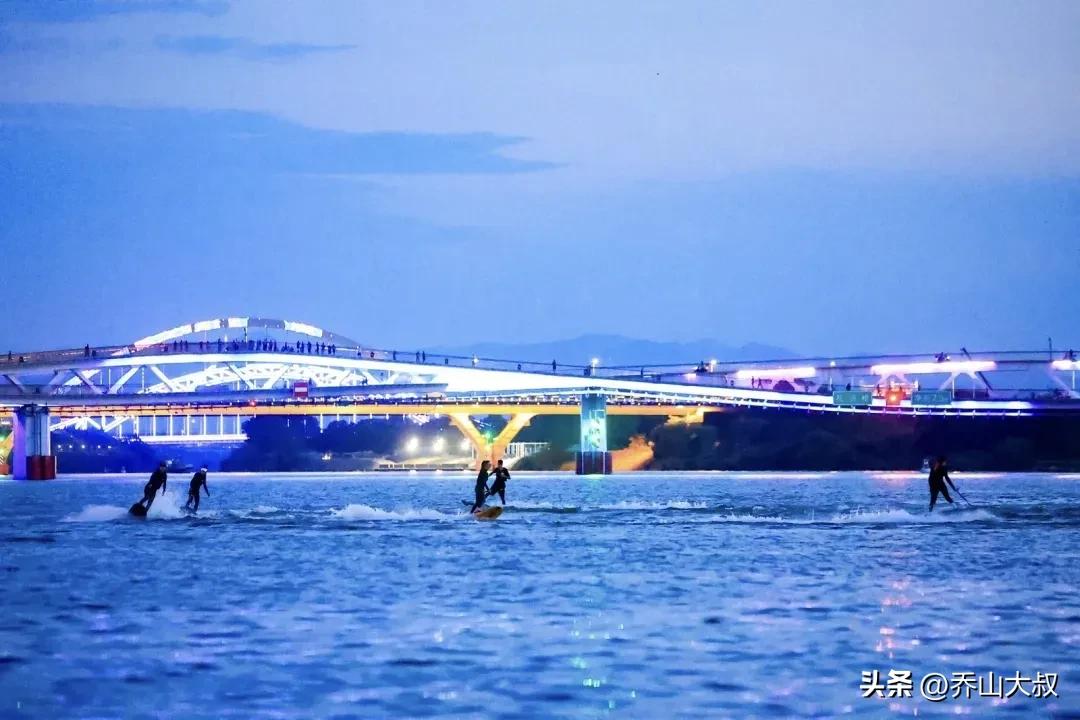 《格言联壁》中说：“修己以清心为要，涉世以慎言为先。”
独处时，内心清静是高深的