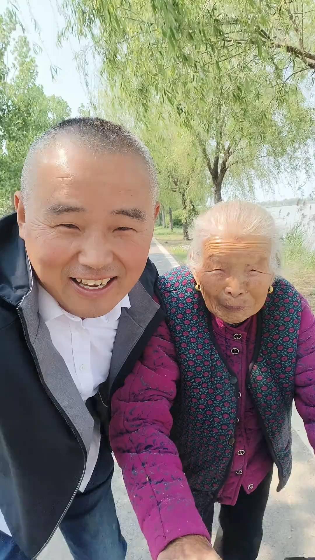 天大地大母亲最大，一声老妈一生牵挂。有你在身旁再苦再累都不怕，有你在的地方就是家