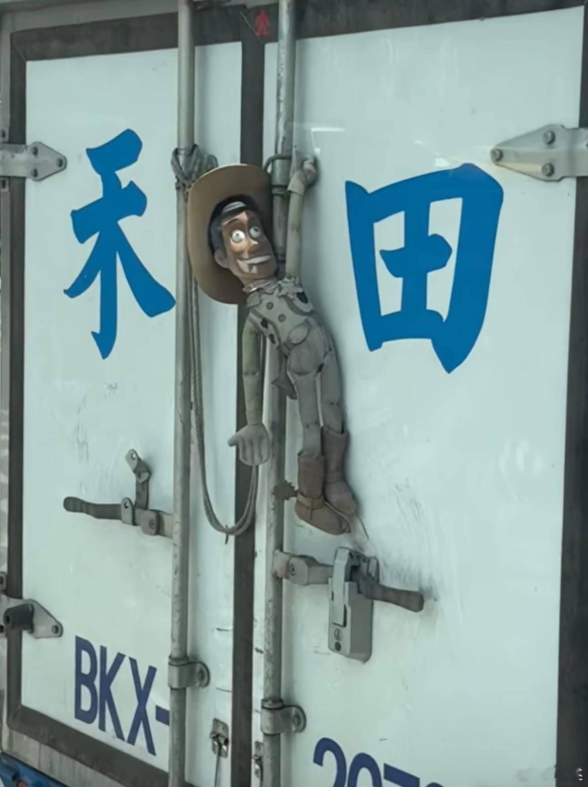 看曬成乾屍的布偶就知道有多熱了 