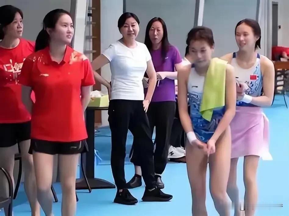 哈哈，图片中6个人6种表情：琳妈妈不怒自威，婵宝宝噤若寒蝉，其他的或隔岸观火，或