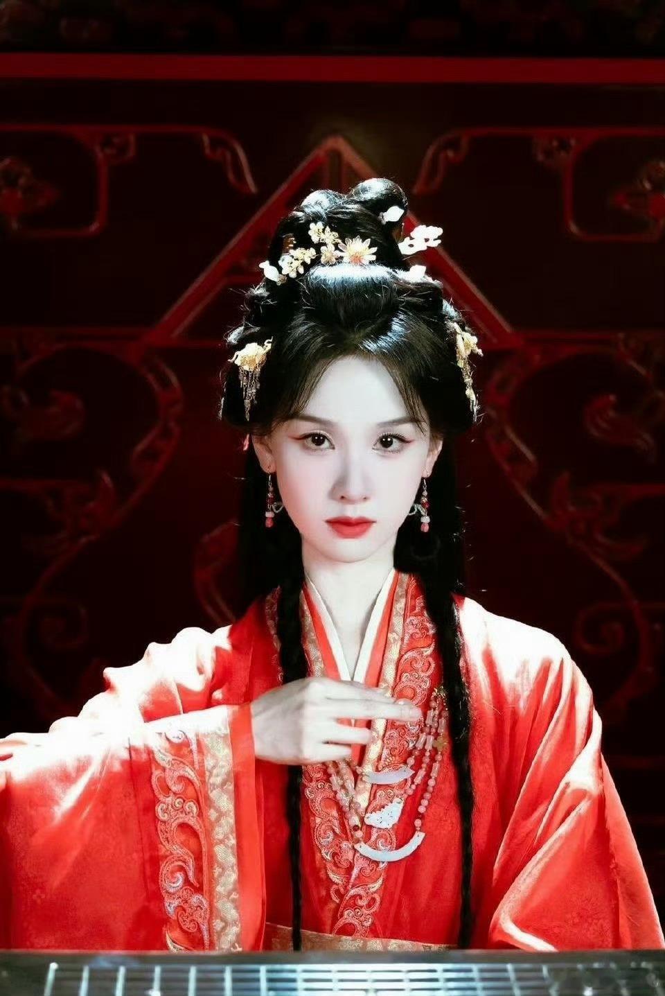 陈都灵周翊然新剧开播盼了许久的《翘楚》终于开播！改编自希行原著《楚后》，清冷楚朝