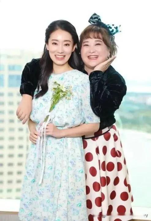 演员，张小斐说，谈到我和贾玲的塑料姐妹情，真是一言难尽，有一次，我失恋了，非常难