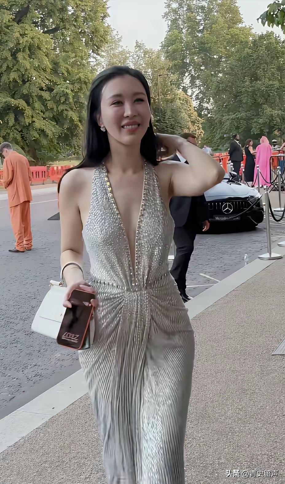王石，捡到宝了。
6月27日，75岁的王石，冲上热搜，这一次，不是去爬山，而是盛