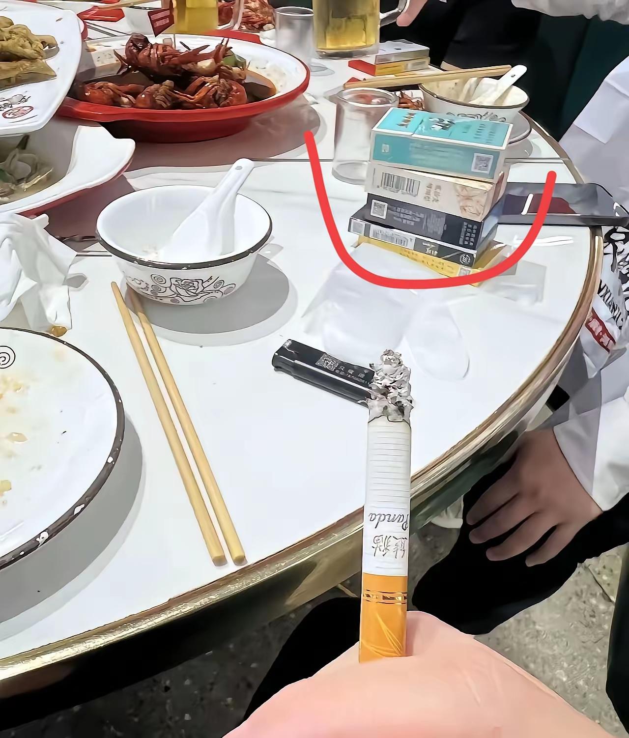 想问问大家，一般什么样的人，会同时带着粗中细的三种香烟，图中这位一个人拿了五盒香