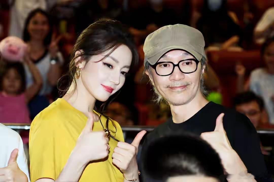 周星驰叫迪丽热巴巴爷《功夫女足》的路演现场，最近因为一个称呼直接炸了场。周星驰当